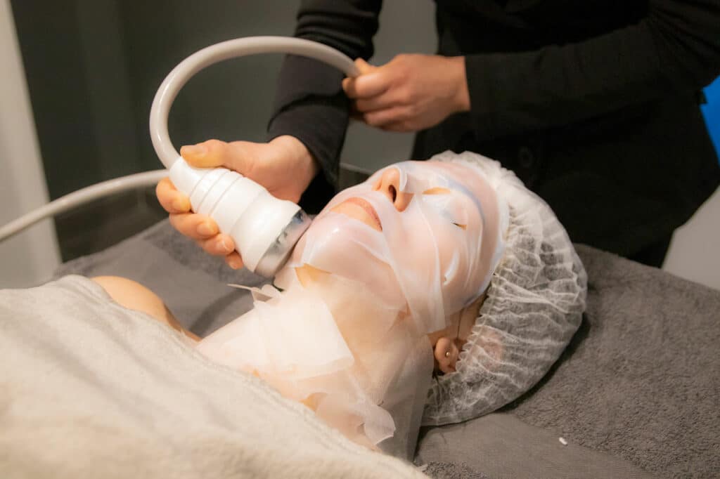Une personne reçoit un soin visage radiofréquence