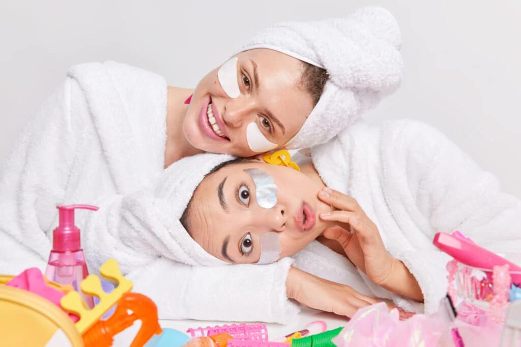 Deux femmes faisant des soins visage