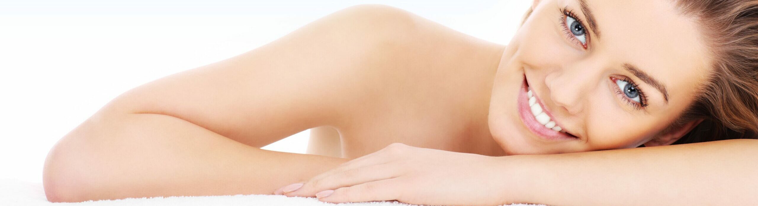 femme la tête sur son bras regardant l'objectif