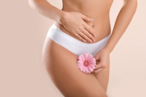 femme en culotte avec une fleur dans la main