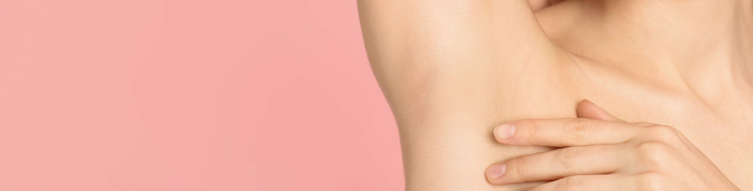 femme souriant et levant le bras droit pour montrer son aisselle